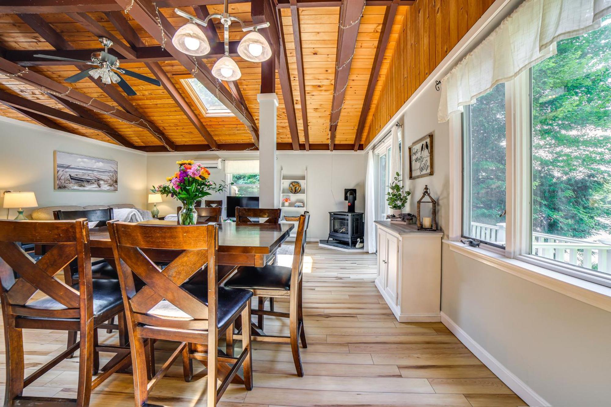 Breathtaking Newbury Cottage With Deck On Chalk Pond Exterior photo